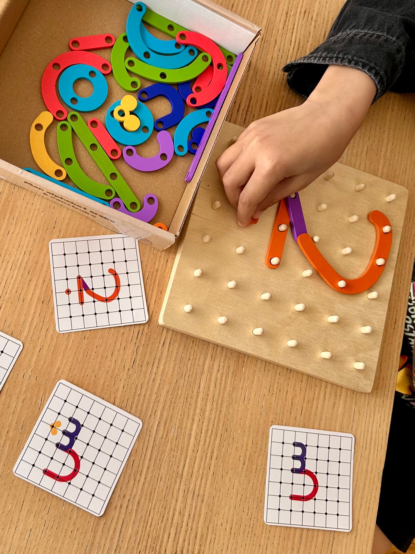 Jouet Éducatif : Tableau en Bois avec Alphabet Arabe et Chiffres - Apprendre les Lettres Arabes"