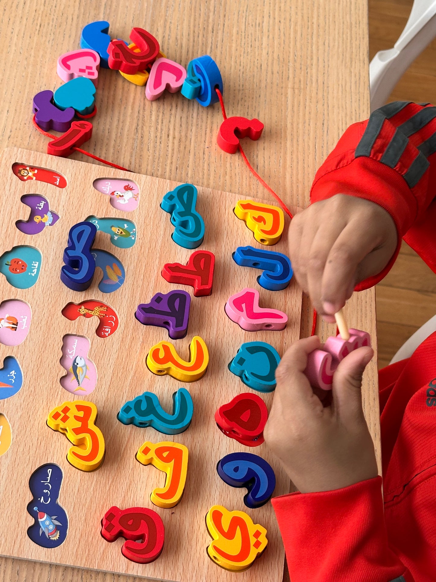 Puzzle en bois de l'alphabet arabe - Ardoise effaçable + feutre | Lettres à enfiler | Jouet éducatif 3 ans+